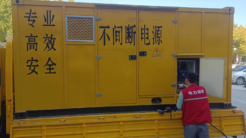 富宁柴油发电机组和UPS电源配合使用时，如何避免切换过程中的电力中断？